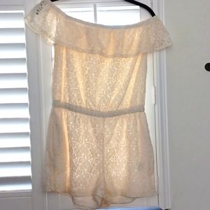 BONGO LACE RUFFLED ON or OFF THE SHOULDER GORGEOUS LINED ROMPER  SZ M